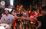[ẢNH] Đường phố Hà Nội đỏ rực sau chiến thắng của Olympic Việt Nam tại ASIAD 2018
